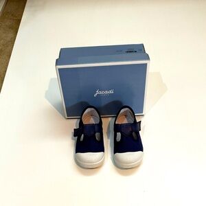 I’m selling these because my nephew grew out of them before he wore them!